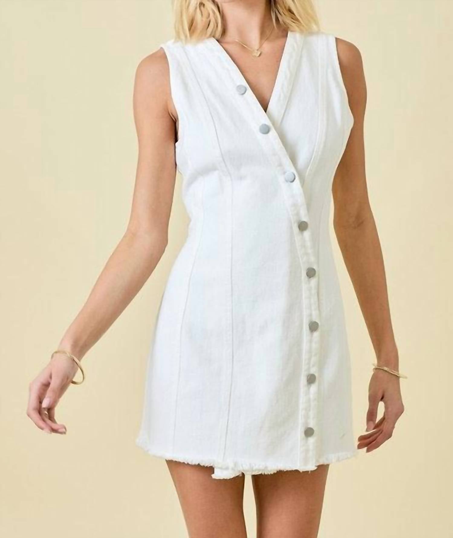 Белое мини-платье из денима на пуговицах Day + moon
Белое мини-платье из денима на пуговицах Day + moon