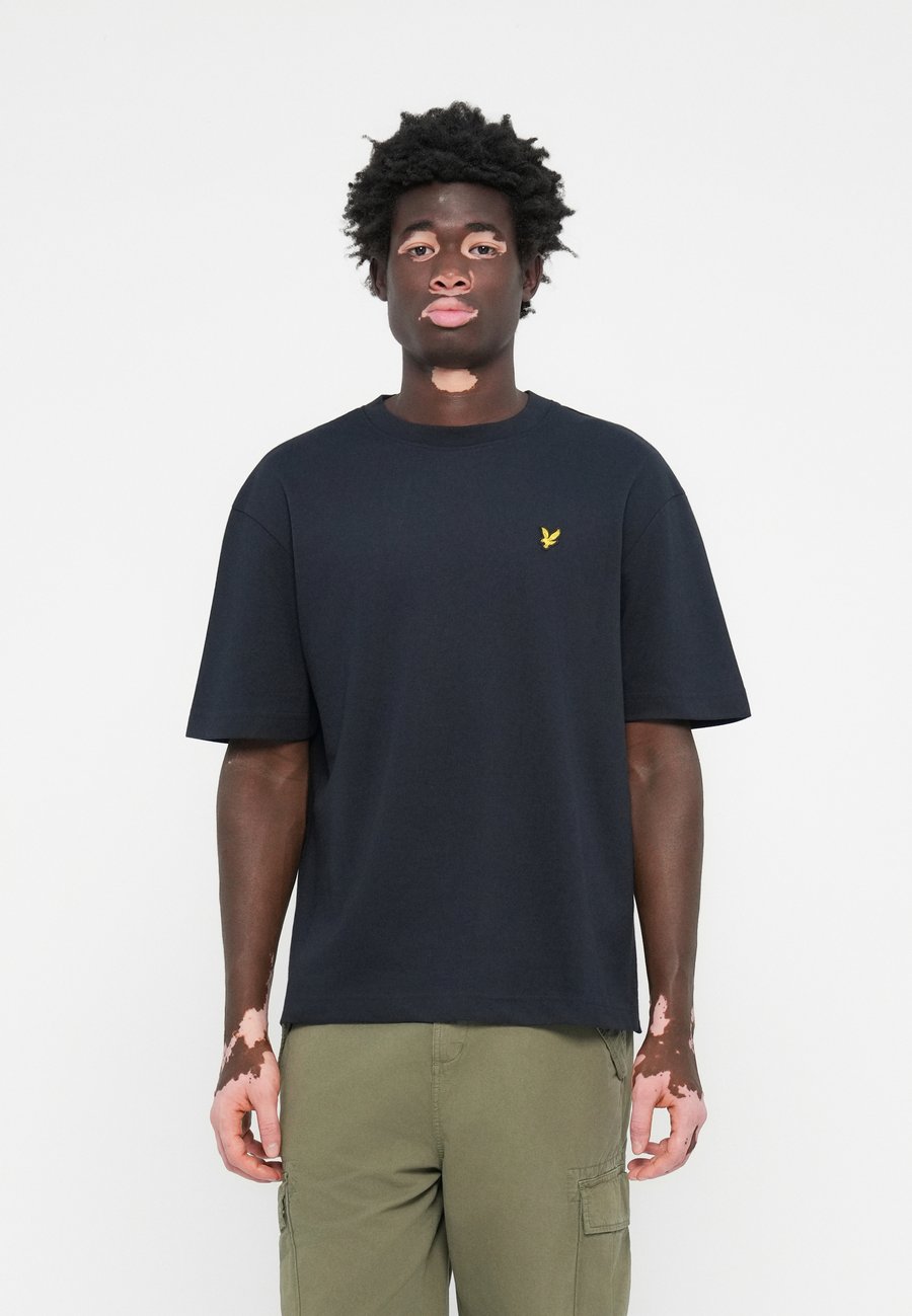 Футболка Lyle & Scott ULTRA SOFT, Dark Navy/Dark Blue, Синий, Футболка Lyle & Scott ULTRA SOFT, Dark Navy/Dark Blue
Футболка Lyle & Scott ULTRA SOFT, Dark Navy/Dark Blue, Синий, Футболка Lyle & Scott ULTRA SOFT, Dark Navy/Dark Blue