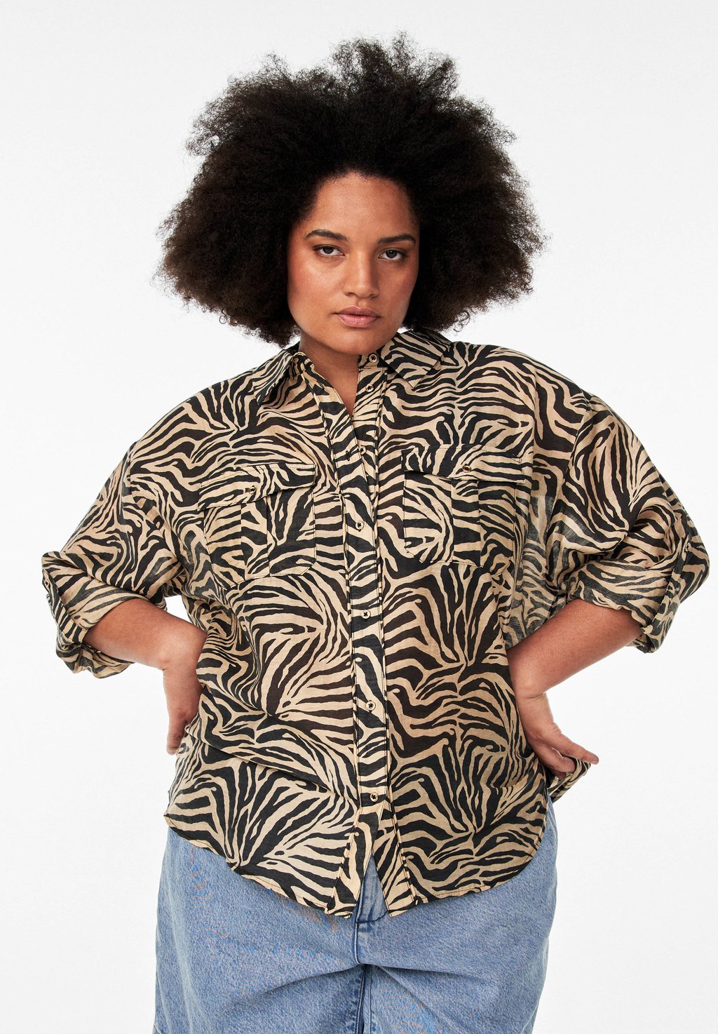 Блузка на пуговицах LOCKER SITZENDES MIT TIERPRINT UND BRUSTTASCHEN Zizzi, черный
Блузка на пуговицах LOCKER SITZENDES MIT TIERPRINT UND BRUSTTASCHEN Zizzi, черный