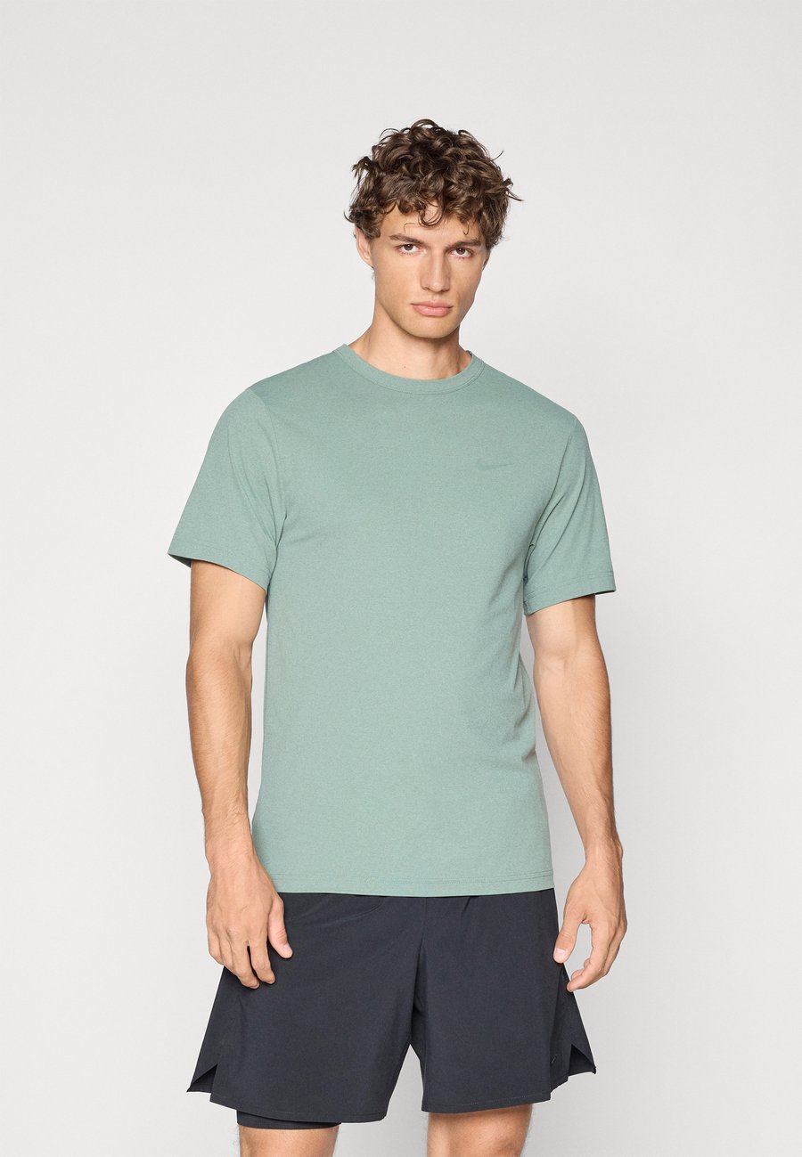 Футболка Nike Performance HYVERSE, Clay Green/Green
Футболка Nike Performance HYVERSE, Clay Green/Green