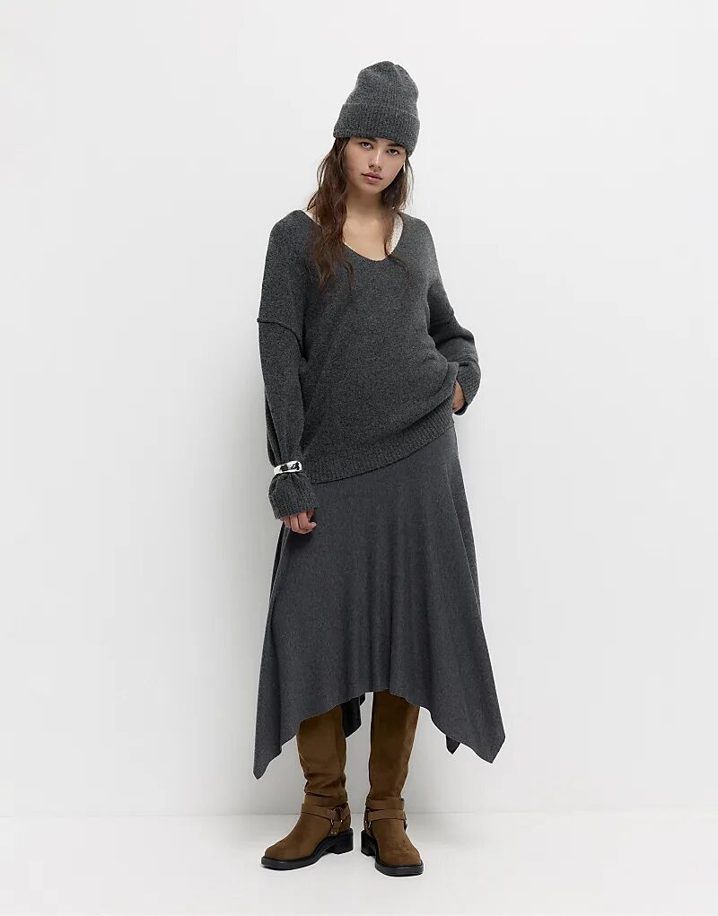 Мягкий трикотажный свитер с V-образным вырезом Pull&Bear серого цвета
Мягкий трикотажный свитер с V-образным вырезом Pull&Bear серого цвета