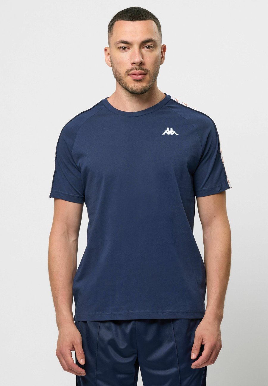 Футболка Kappa BANDA ICON COEN, Blue Iris-Brown Lt Honey/Dark Blue, Коричневый, Футболка Kappa BANDA ICON COEN, Blue Iris-Brown Lt Honey/Dark Blue
Футболка Kappa BANDA ICON COEN, Blue Iris-Brown Lt Honey/Dark Blue, Коричневый, Футболка Kappa BANDA ICON COEN, Blue Iris-Brown Lt Honey/Dark Blue