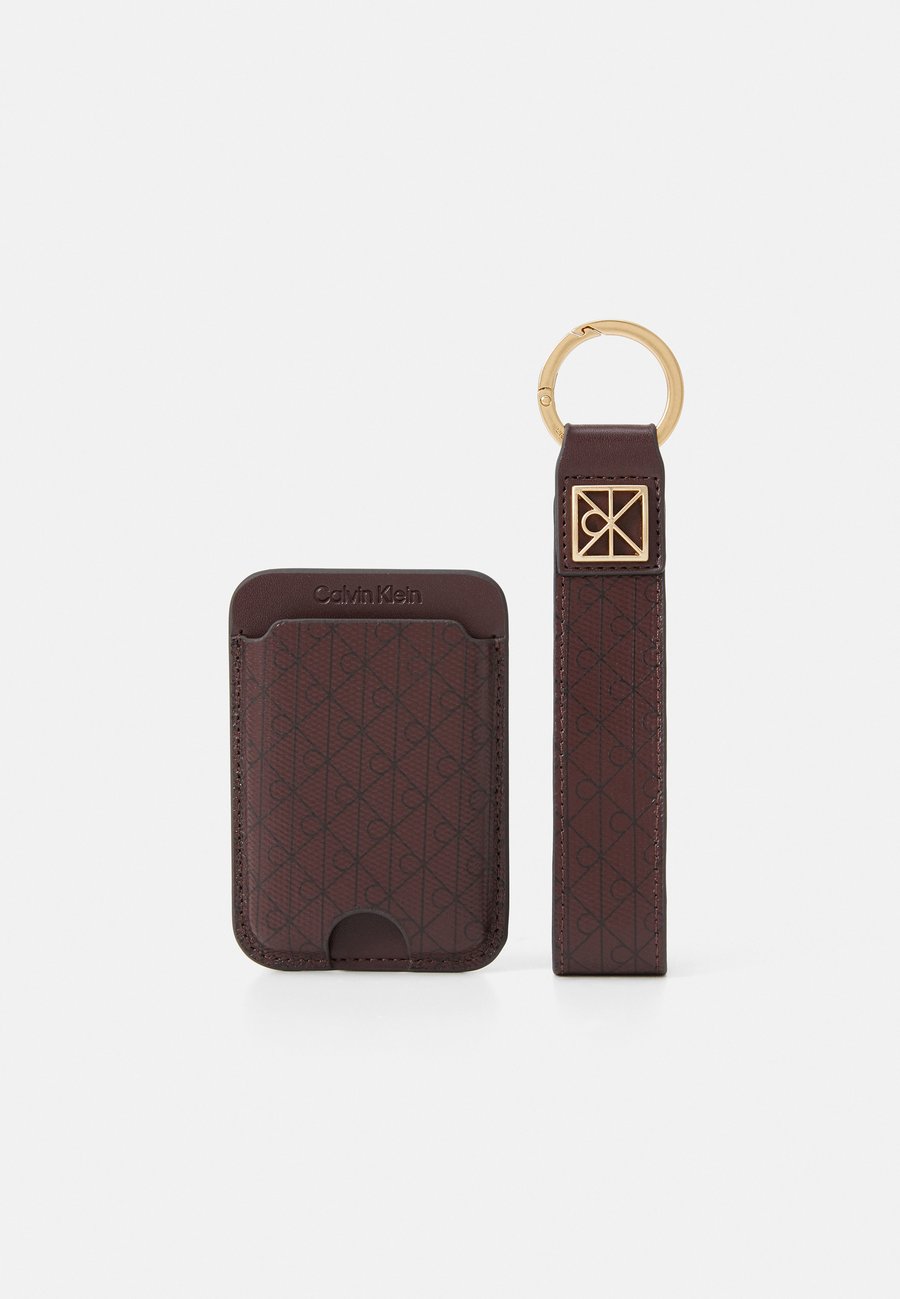 Кошелек Calvin Klein EMBLEM SET, Fudge Aop/Brown
Кошелек Calvin Klein EMBLEM SET, Fudge Aop/Brown
