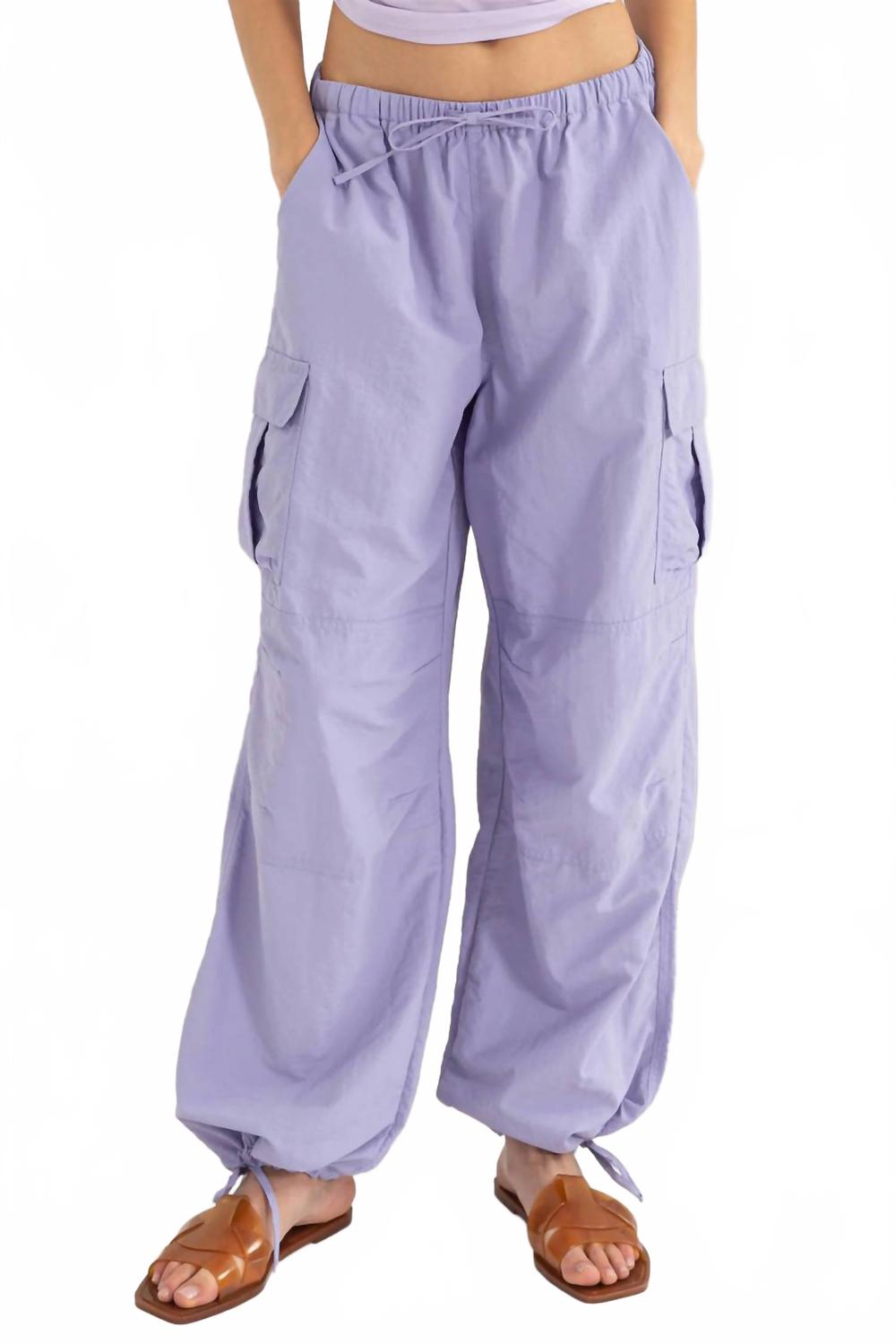 Парашютные карго-штаны в лавандовом цвете HYFVE
Парашютные карго-штаны в лавандовом цвете HYFVE