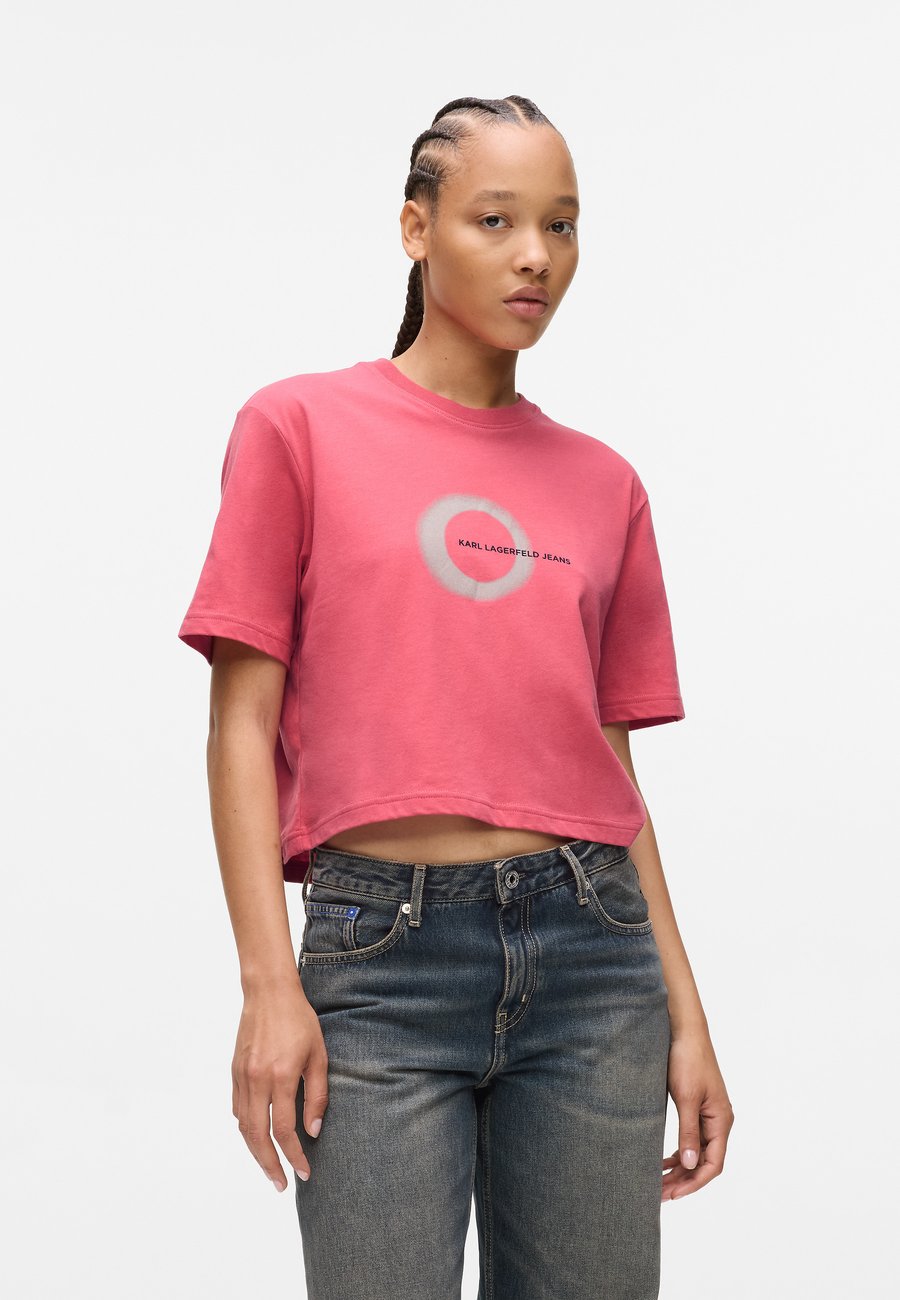 Футболка Karl Lagerfeld Jeans ECLIPSE LOGO BOXY, Slate Rose/Pink, Розовый, Футболка Karl Lagerfeld Jeans ECLIPSE LOGO BOXY, Slate Rose/Pink
Футболка Karl Lagerfeld Jeans ECLIPSE LOGO BOXY, Slate Rose/Pink, Розовый, Футболка Karl Lagerfeld Jeans ECLIPSE LOGO BOXY, Slate Rose/Pink