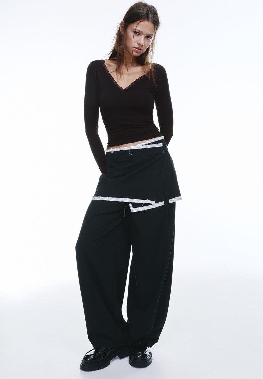 Топ PULL&BEAR TRIM NECKLINE, Black
Топ PULL&BEAR TRIM NECKLINE, Black