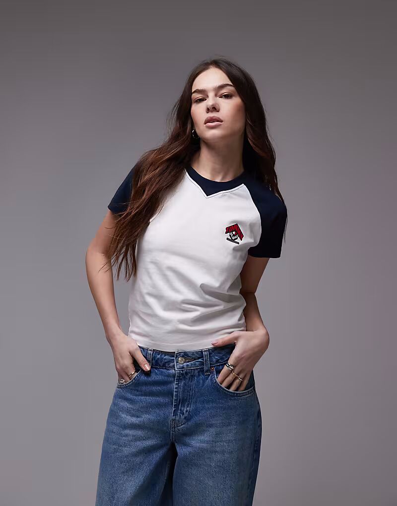 Футболка Tommy Jeans реглан белого и темно-синего цветов
Футболка Tommy Jeans реглан белого и темно-синего цветов