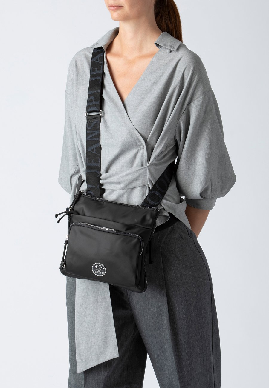 Сумка кросс-боди Bogner Cross body bag, Schwarz/Black
Сумка кросс-боди Bogner Cross body bag, Schwarz/Black