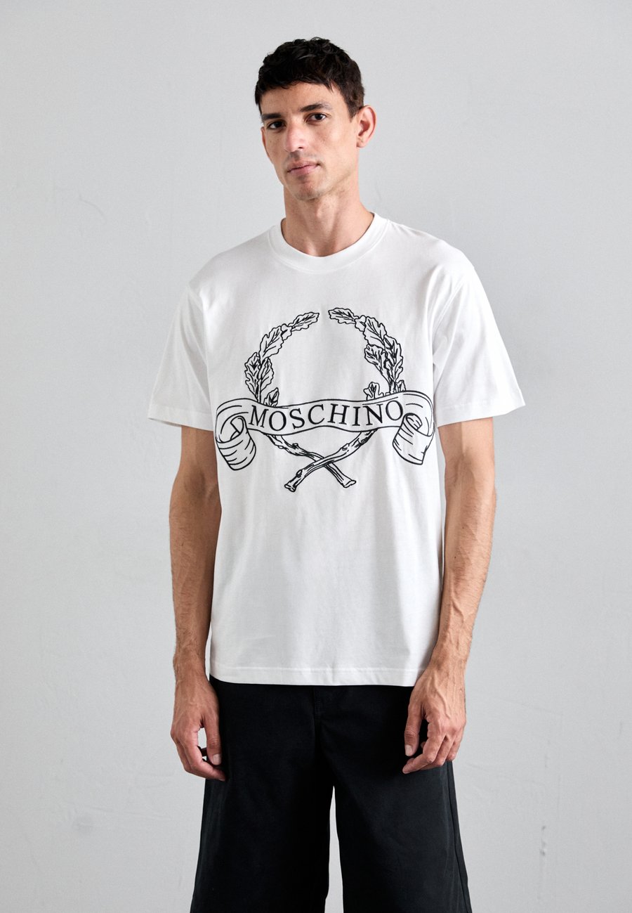 Футболка MOSCHINO LAUREL CROWN LOGO, White
Футболка MOSCHINO LAUREL CROWN LOGO, White