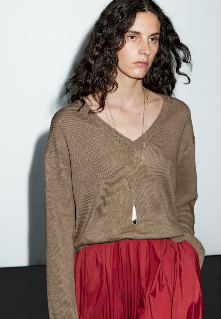 Джемпер Massimo Dutti LONG SLEEVE V-NECK, Mottled Brown
Джемпер Massimo Dutti LONG SLEEVE V-NECK, Mottled Brown