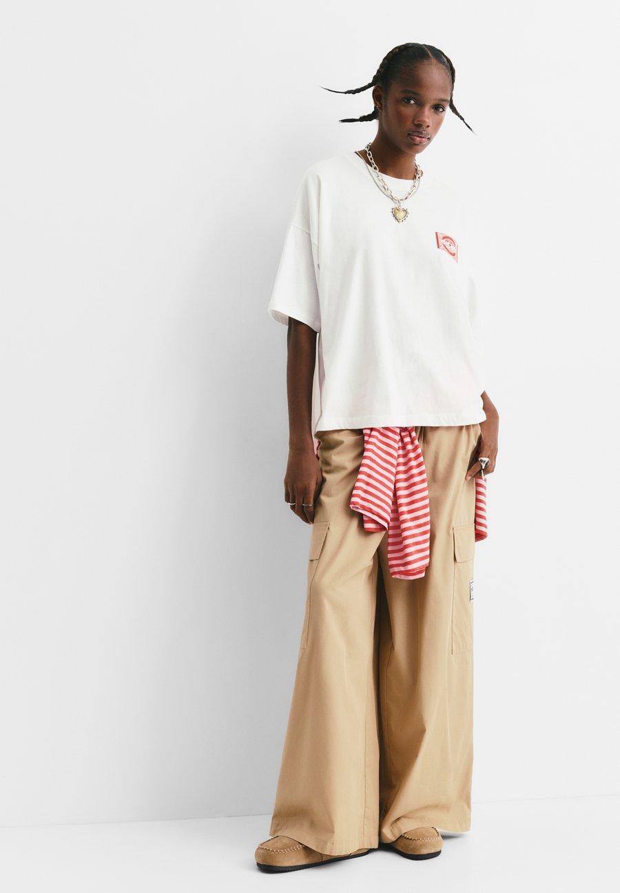 Футболка PULL&BEAR MATCHBOX GRAPHIC , White
Футболка PULL&BEAR MATCHBOX GRAPHIC , White