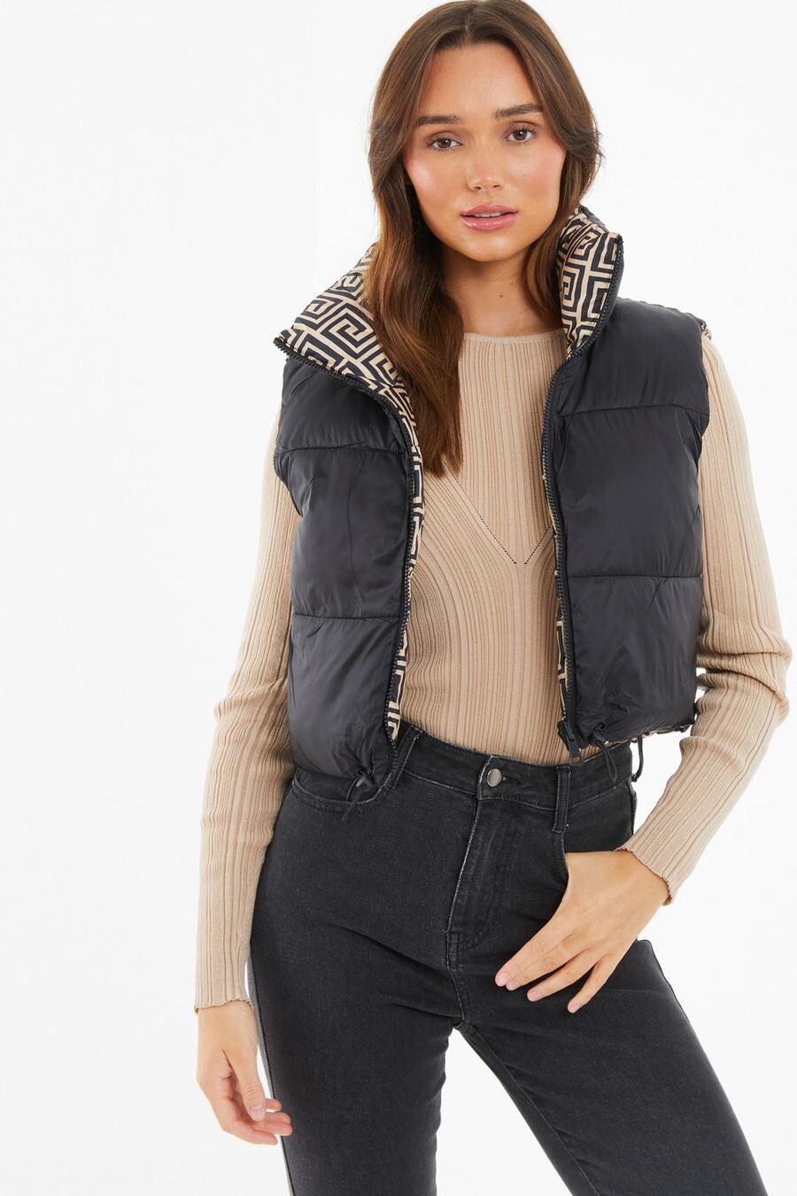 Черный двусторонний укороченный жилет с геометрическим принтом QUIZ Clothing
Черный двусторонний укороченный жилет с геометрическим принтом QUIZ Clothing