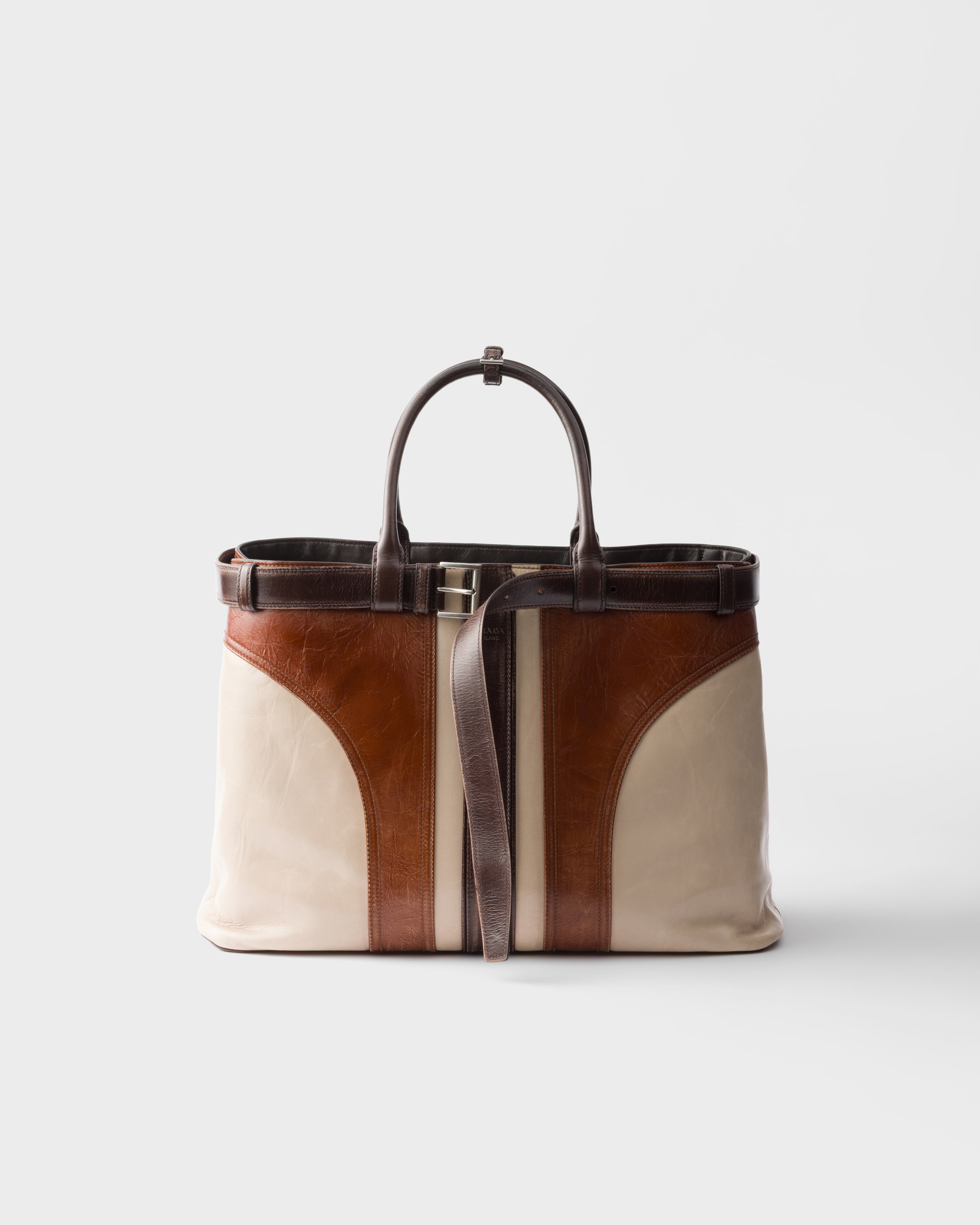 Сумка Prada Buckle из состаренной кожи с ремнем, коричневый
Сумка Prada Buckle из состаренной кожи с ремнем, коричневый