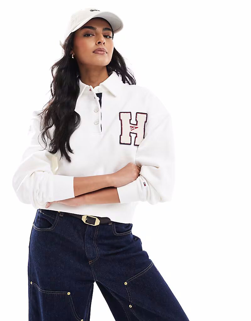 Университетское поло Tommy Jeans на пуговицах, бежевого цвета 
Университетское поло Tommy Jeans на пуговицах, бежевого цвета