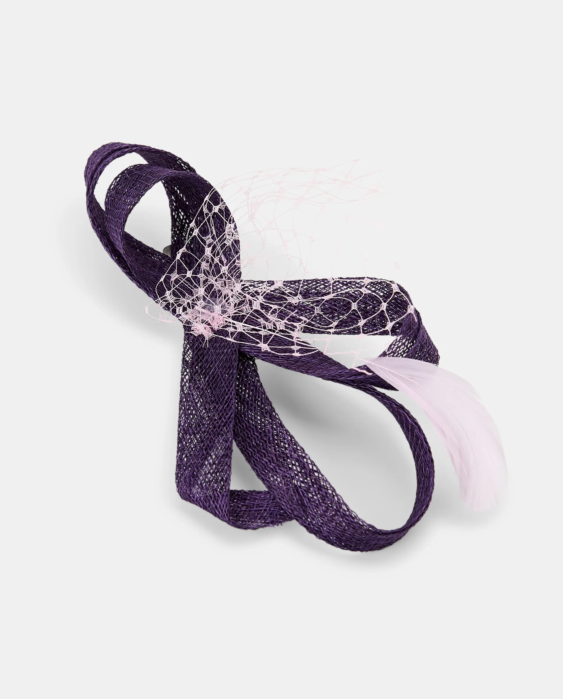 Миниатюрная шляпка с пером и тюлем Tout En Tete, фиолетовый 
Миниатюрная шляпка с пером и тюлем Tout En Tete, фиолетовый