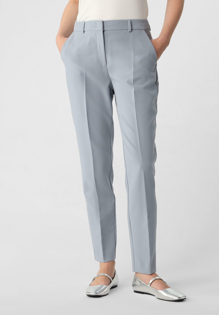 Брюки comma CIGARETTE-MIT BÜGELFALTEN, Schiefergrau/Grey
Брюки comma CIGARETTE-MIT BÜGELFALTEN, Schiefergrau/Grey