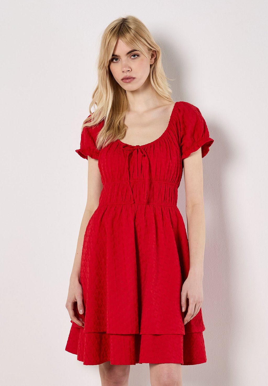 Повседневное платье Apricot, красный
Повседневное платье Apricot, красный