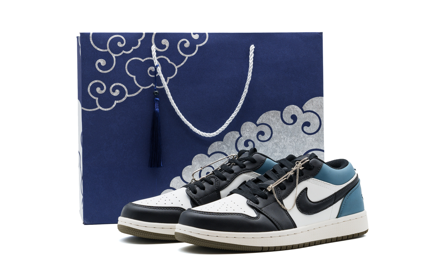 Jordan Кроссовки баскетбольные Air 1 с амортизацией, износостойкие, низкие, винтажные, унисекс, бело-сине-черные, цвет White, Black, Blue Shopping Bag
Jordan Кроссовки баскетбольные Air 1 с амортизацией, износостойкие, низкие, винтажные, унисекс, бело-сине-черные, цвет White, Black, Blue Shopping Bag