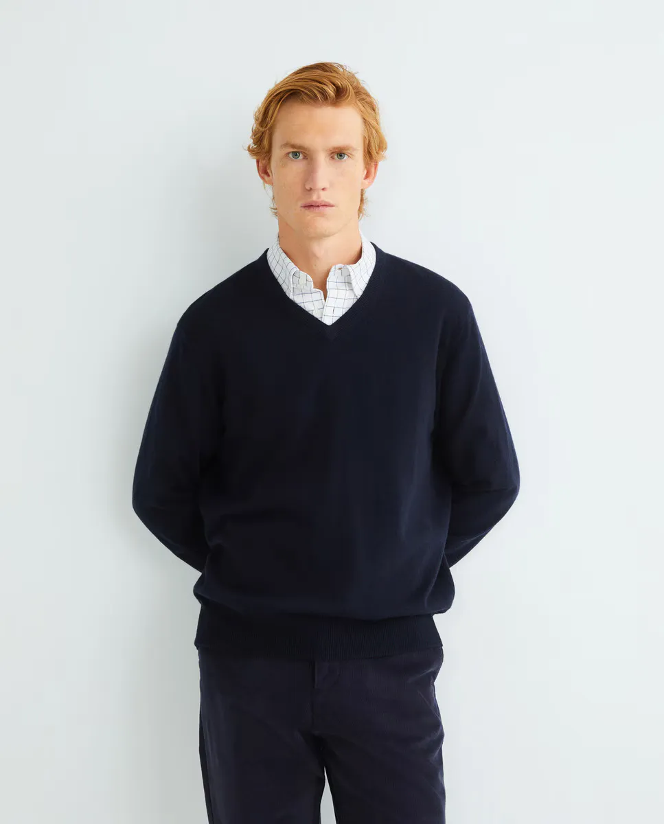 Свитер из 100% кашемировой шерсти с V-образным вырезом Alan Paine, тёмно-синий
Свитер из 100% кашемировой шерсти с V-образным вырезом Alan Paine, тёмно-синий