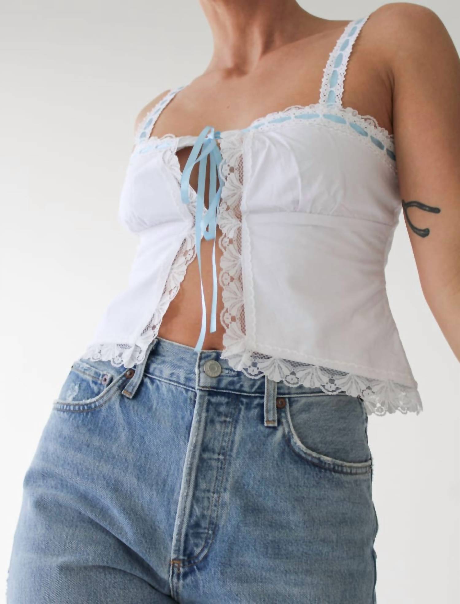 Топ Vintage Love в белом/синем цвете Rumored
Топ Vintage Love в белом/синем цвете Rumored