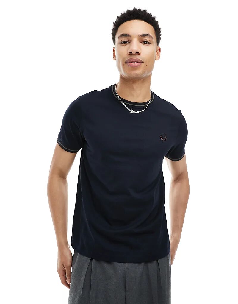 Футболка с двойным кантом темно-синего цвета Fred Perry
Футболка с двойным кантом темно-синего цвета Fred Perry