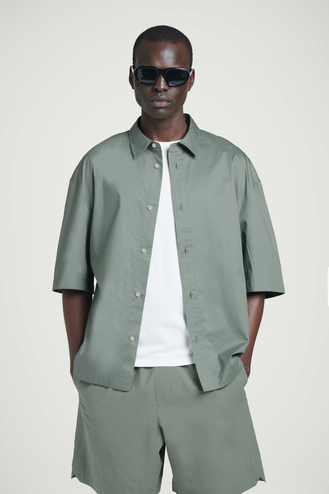 Хлопковая рубашка с короткими рукавами в штучной упаковке COS, цвет Morski
Хлопковая рубашка с короткими рукавами в штучной упаковке COS, цвет Morski