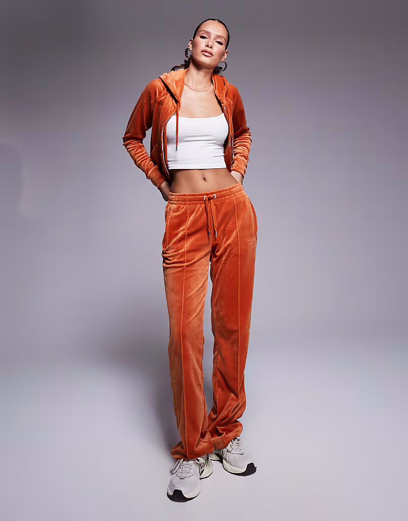 Велюровые брюки-джоггеры прямого кроя Juicy Couture эксклюзивно для ASOS coord в цвете ржавчины
Велюровые брюки-джоггеры прямого кроя Juicy Couture эксклюзивно для ASOS coord в цвете ржавчины