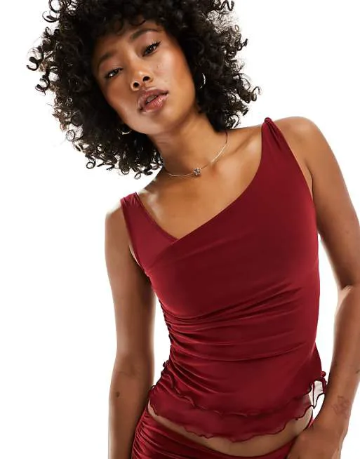 Бордовый топ со сборками Reclaimed Vintage
Бордовый топ со сборками Reclaimed Vintage