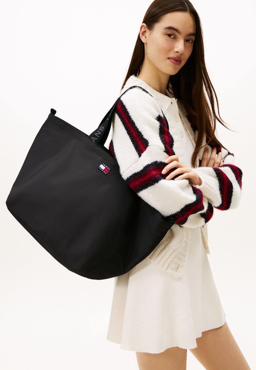 Сумка-шоппер Tommy Jeans ESS DAILY TOTE, Black
Сумка-шоппер Tommy Jeans ESS DAILY TOTE, Black