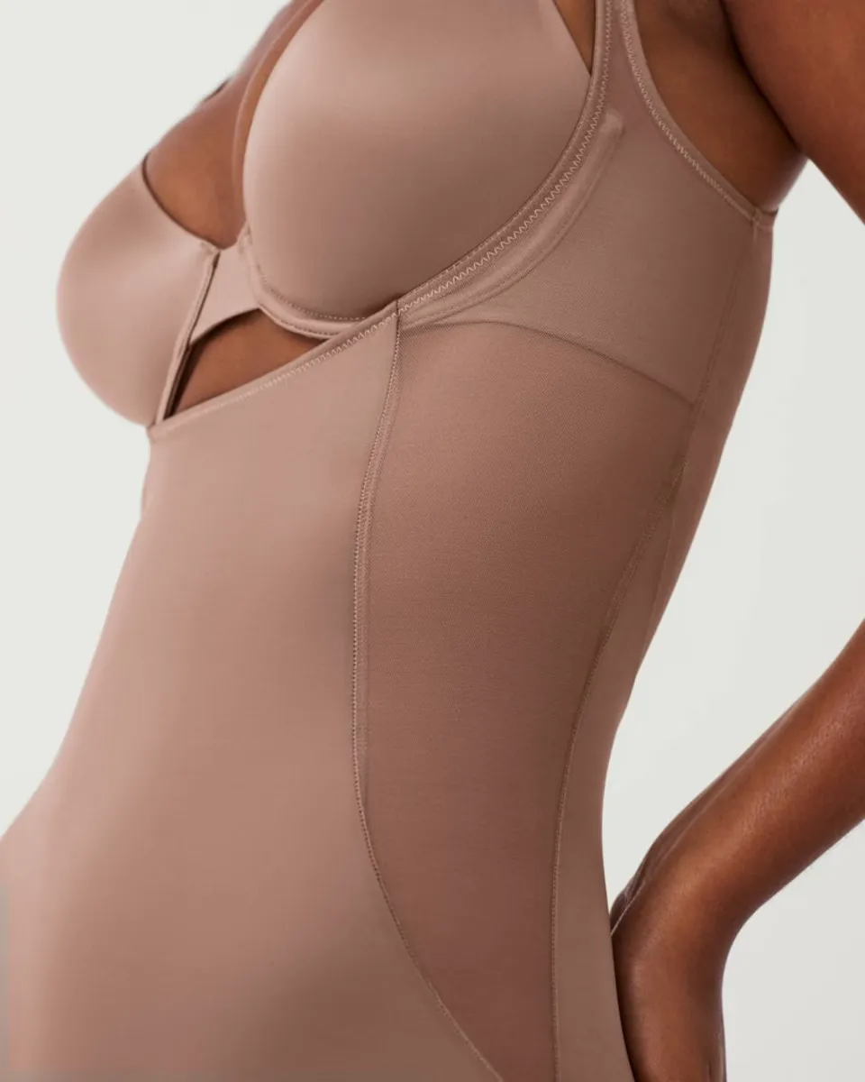 Боди с обнаженной грудью до середины бедра Spanx, черный
Боди с обнаженной грудью до середины бедра Spanx, черный