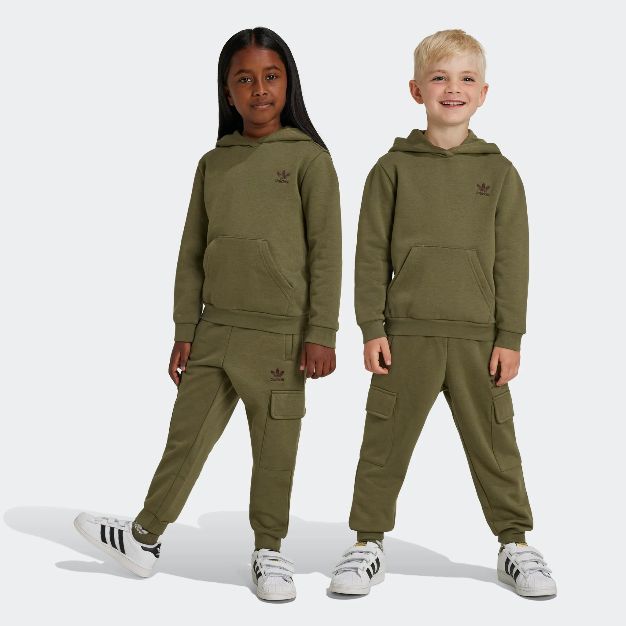Спортивный костюм adidas Originals «HOODIE FZ CARGO», (2 шт.), цвет Olive Strata
Спортивный костюм adidas Originals «HOODIE FZ CARGO», (2 шт.), цвет Olive Strata