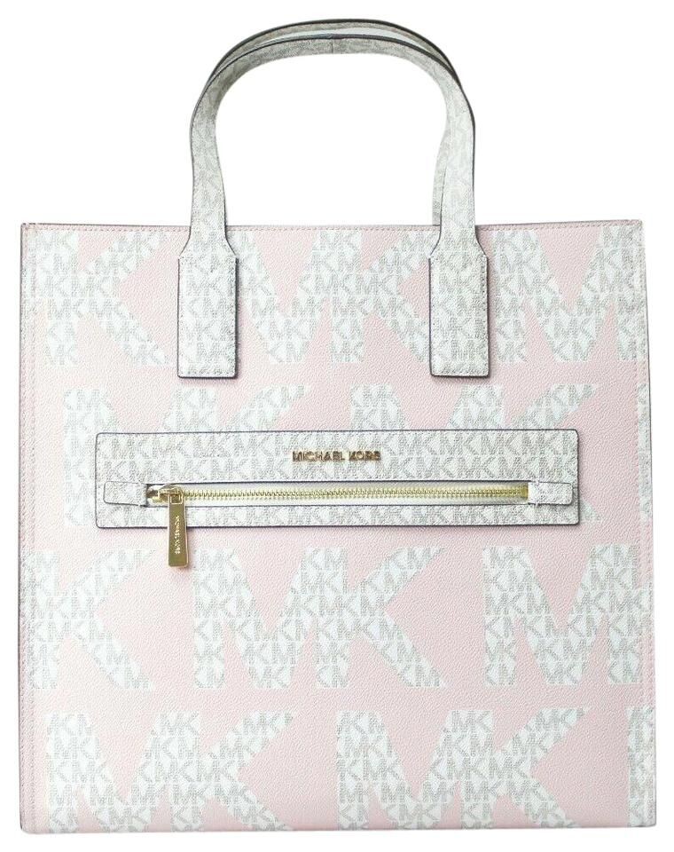 Сумка-тоут Kenly Large Leather с графическим логотипом NS (Powder Blush Multi/Vanilla) Michael Kors
Сумка-тоут Kenly Large Leather с графическим логотипом NS (Powder Blush Multi/Vanilla) Michael Kors