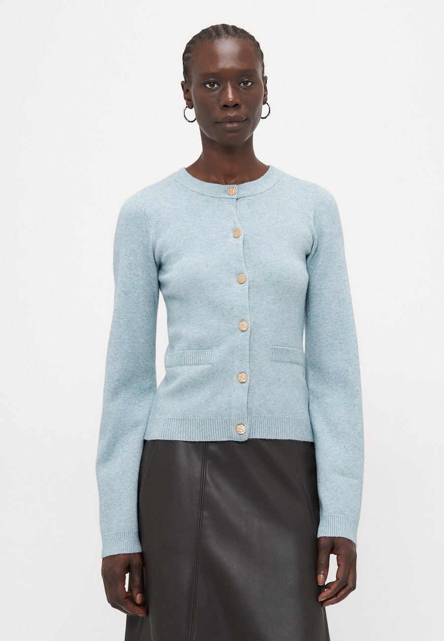 Кардиган ONLY Tall ONLIBI ELLA BUTTON CARDIGAN , Arona Melange/Gold-Coloured/Light Blue
Кардиган ONLY Tall ONLIBI ELLA BUTTON CARDIGAN , Arona Melange/Gold-Coloured/Light Blue