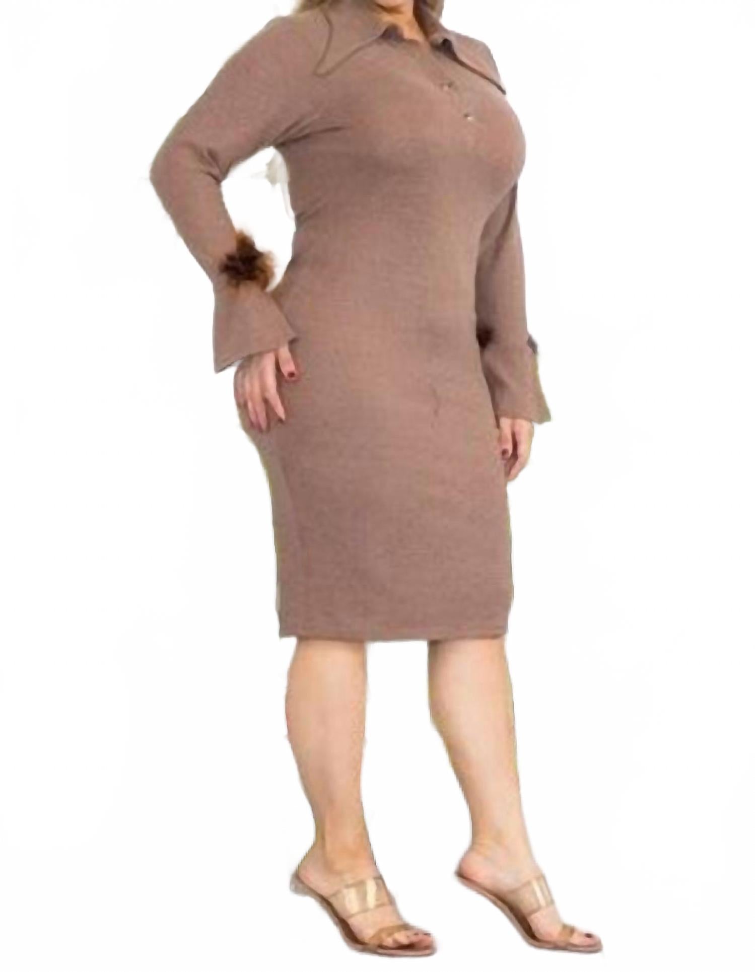 Karen T Design Платье коричневого цвета с отделкой из перьев
Karen T Design Платье коричневого цвета с отделкой из перьев