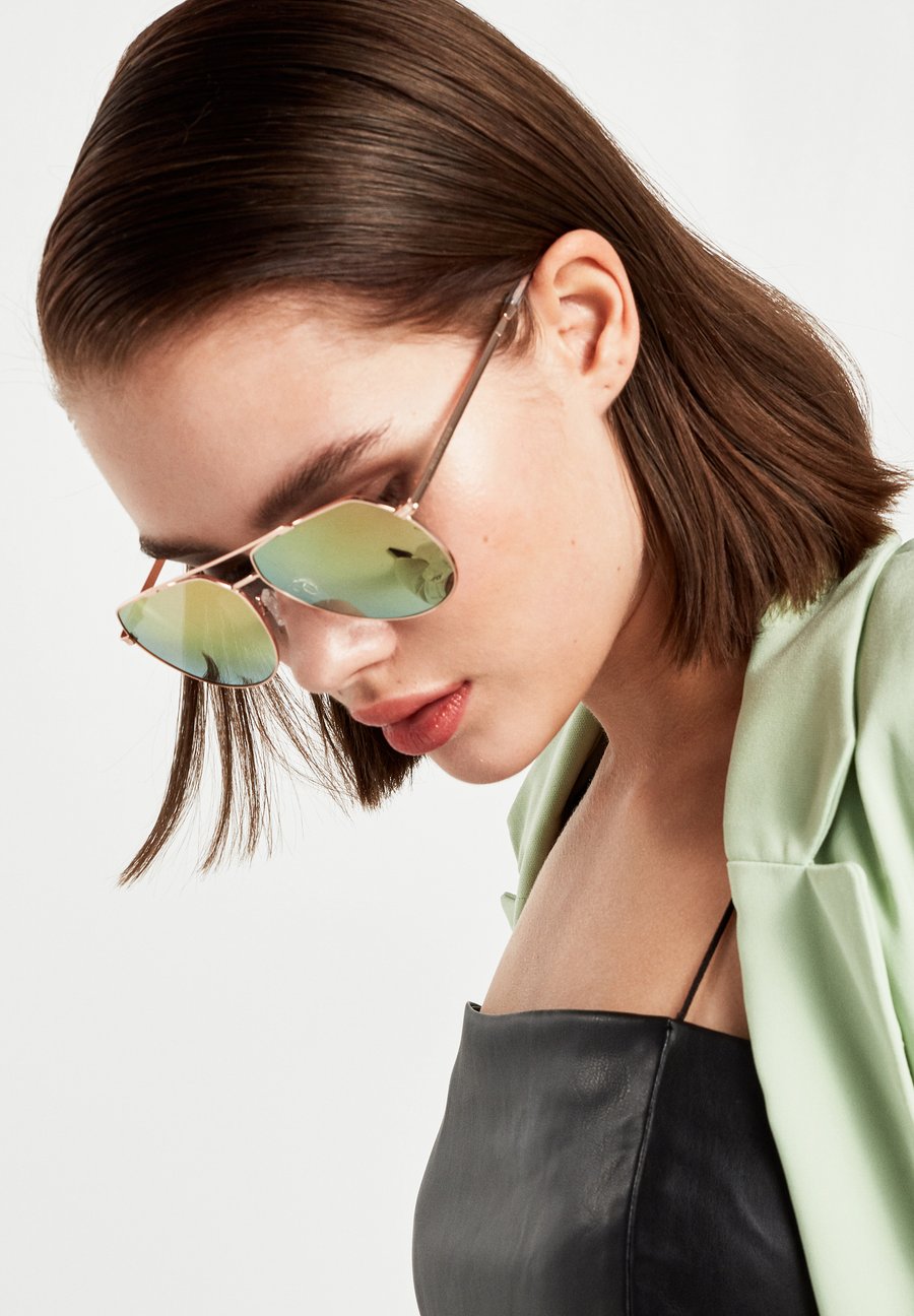 Солнцезащитные очки Hawkers SHADOW, Gold/Gold-Coloured
Солнцезащитные очки Hawkers SHADOW, Gold/Gold-Coloured