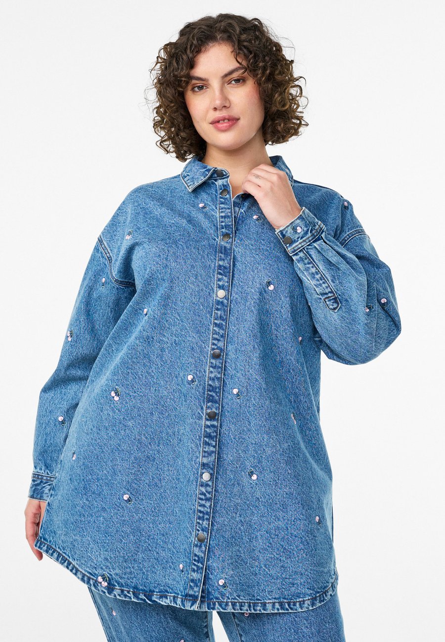 Блуза Zizzi MIT MOTIVEN, Blue Denim Cherry/Blue Denim
Блуза Zizzi MIT MOTIVEN, Blue Denim Cherry/Blue Denim