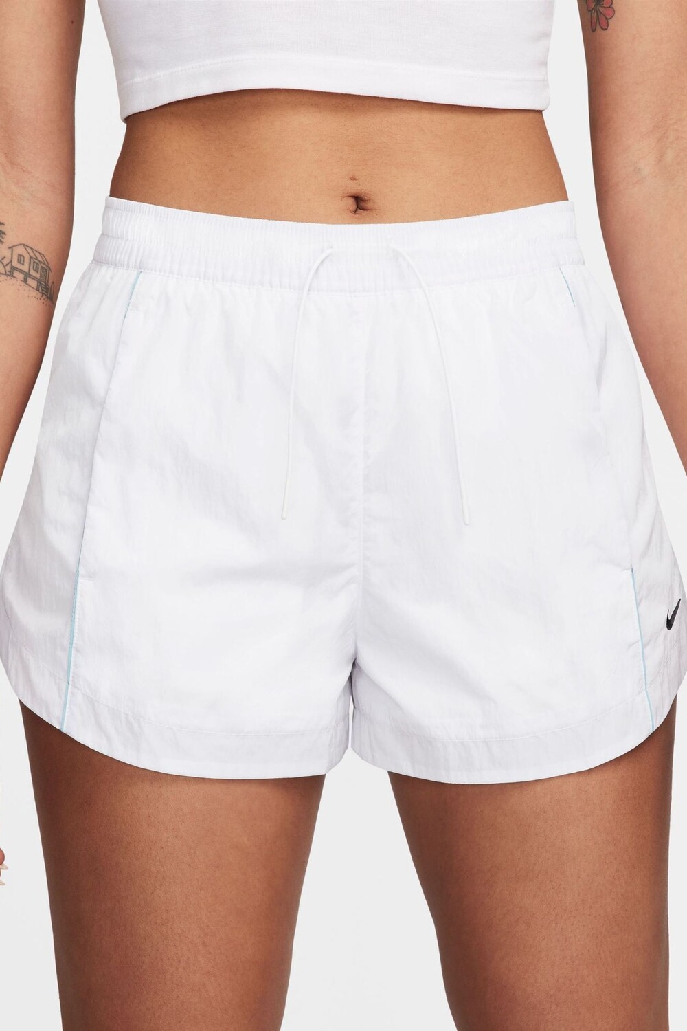 Шорты Windrunner тканые средней посадки 2 дюйма Nike, белый 
Шорты Windrunner тканые средней посадки 2 дюйма Nike, белый