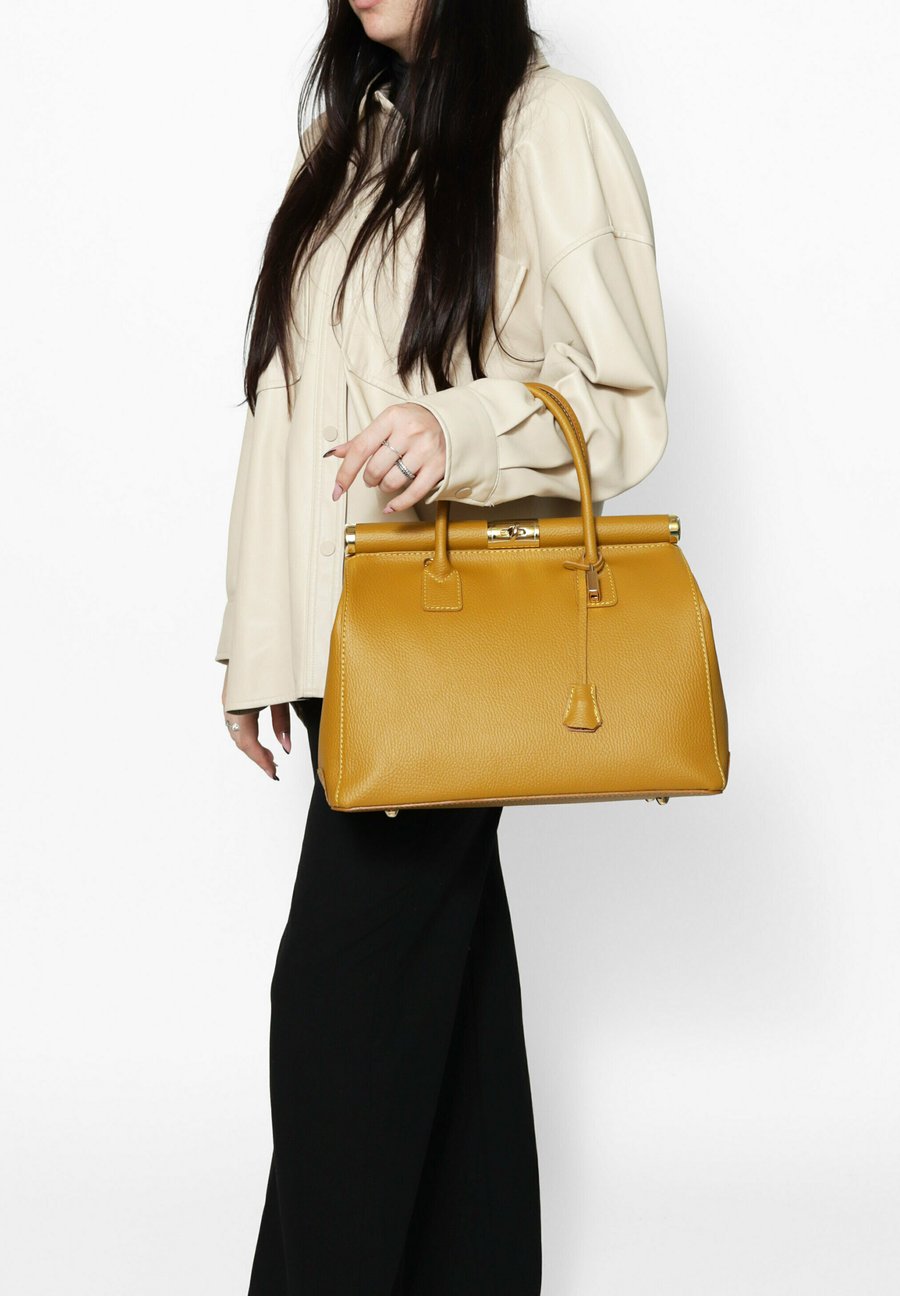 Сумка Chiara Ferretti Handbag, D Senape/Mustard Yellow
Сумка Chiara Ferretti Handbag, D Senape/Mustard Yellow