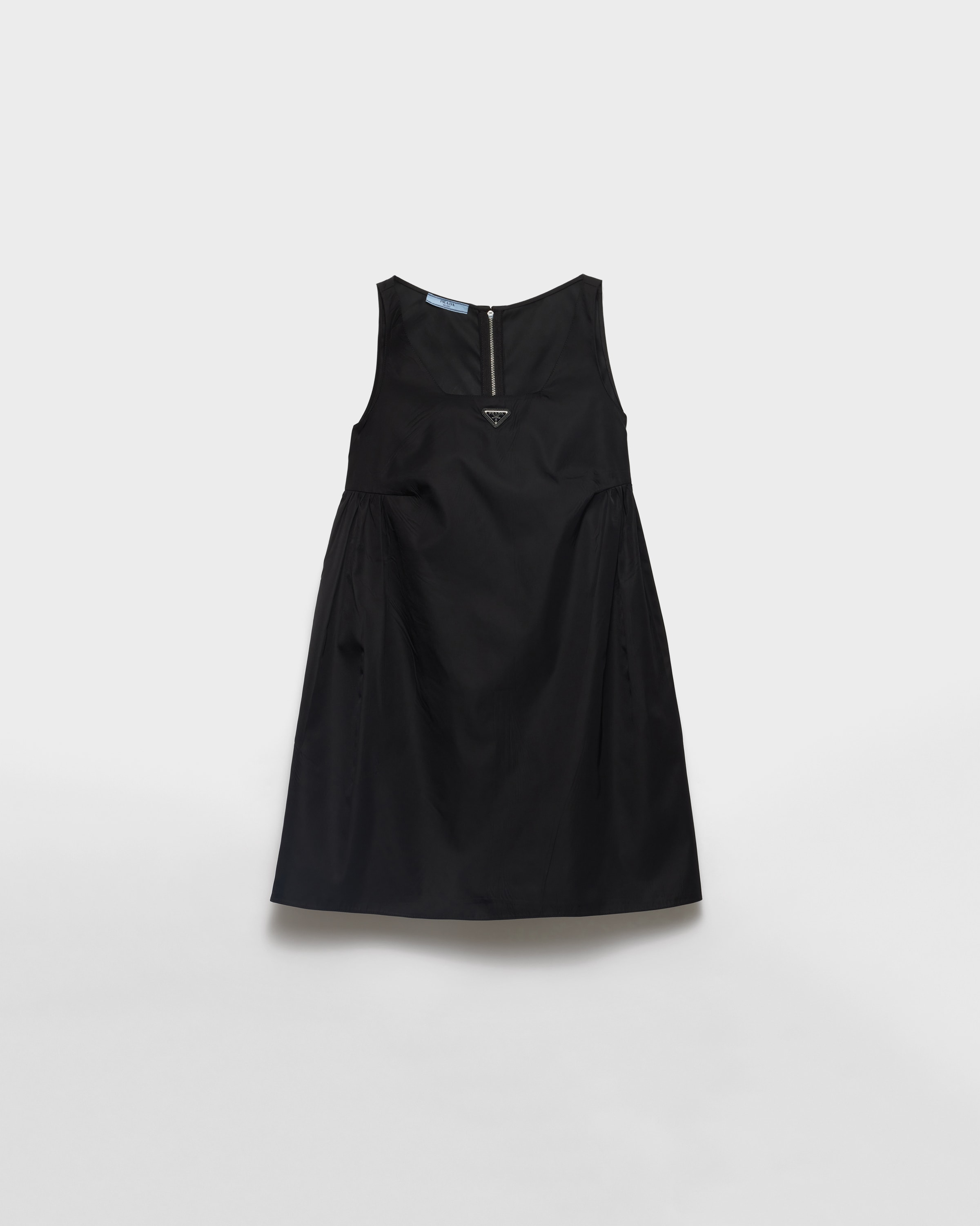 Мини-платье из переработанного нейлона Prada, черный
Мини-платье из переработанного нейлона Prada, черный