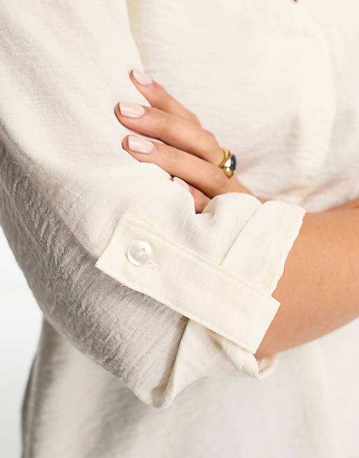 Белая блузка с v-образным вырезом JDY
Белая блузка с v-образным вырезом JDY