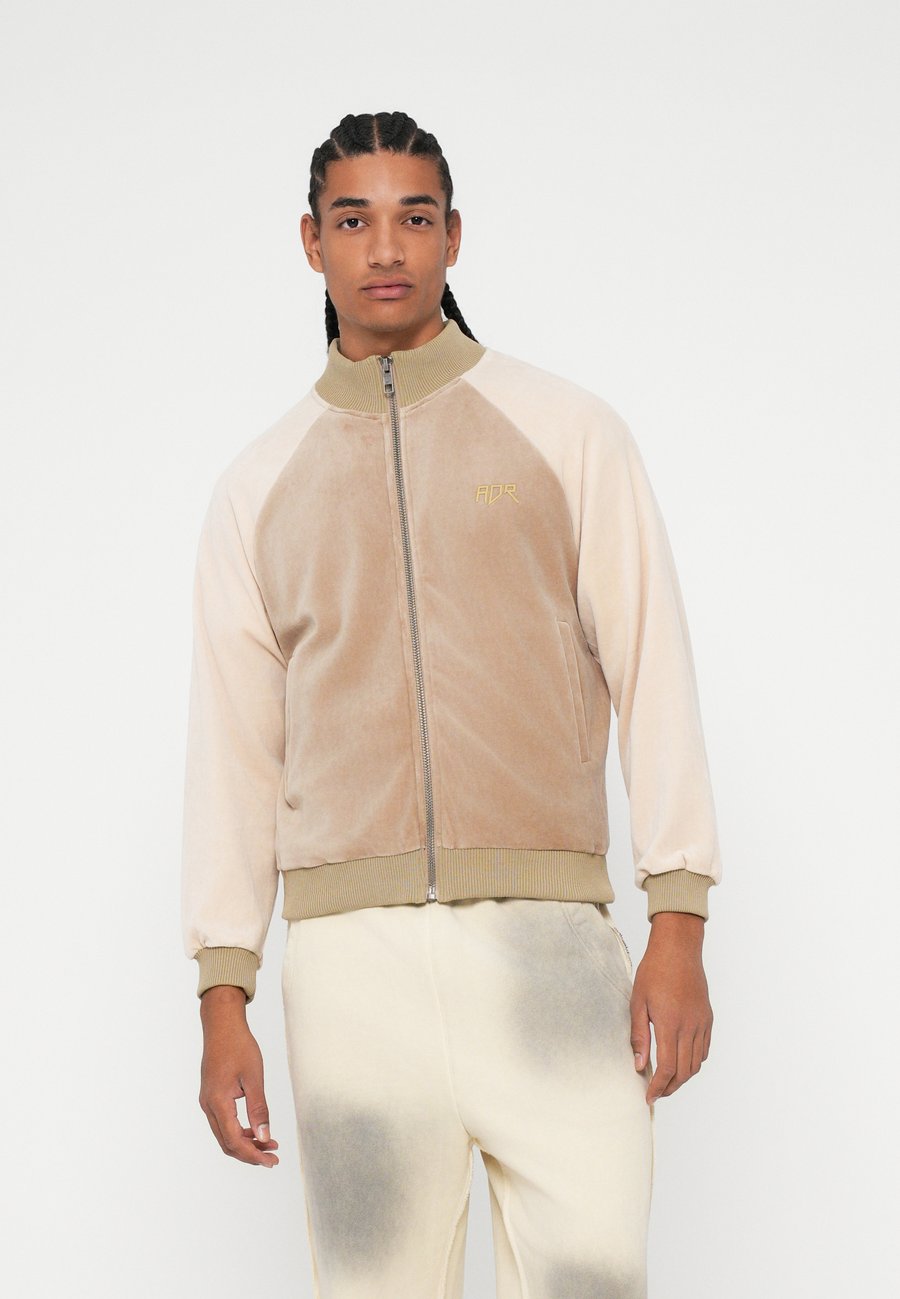 Толстовка Atelier de roupa TRACK JACKET, Beige
Толстовка Atelier de roupa TRACK JACKET, Beige