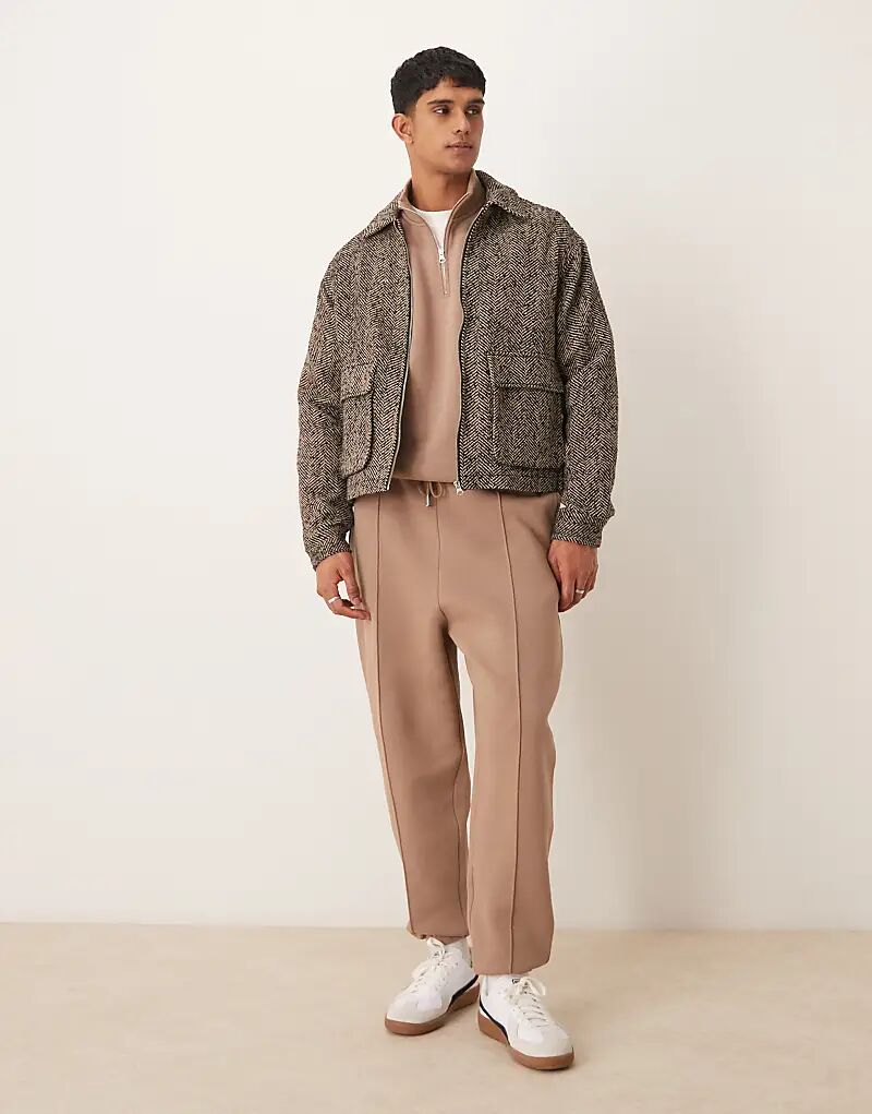 Спортивные брюки свободного кроя ASOS DESIGN бежевого цвета с кантом — часть комплекта
Спортивные брюки свободного кроя ASOS DESIGN бежевого цвета с кантом — часть комплекта