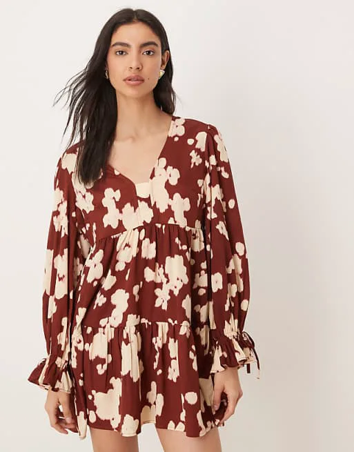 Летящее платье мини Wednesday's Girl с коричневым мазковым принтом
Летящее платье мини Wednesday's Girl с коричневым мазковым принтом