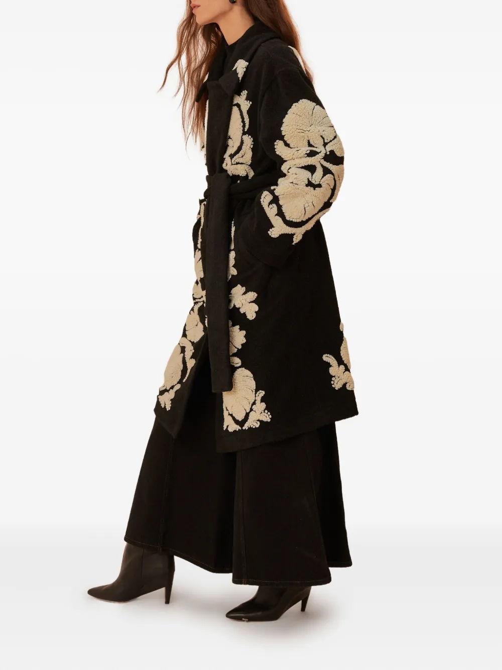 Пальто с поясом и цветочной вышивкой от Helen FARM Rio, черный
Пальто с поясом и цветочной вышивкой от Helen FARM Rio, черный