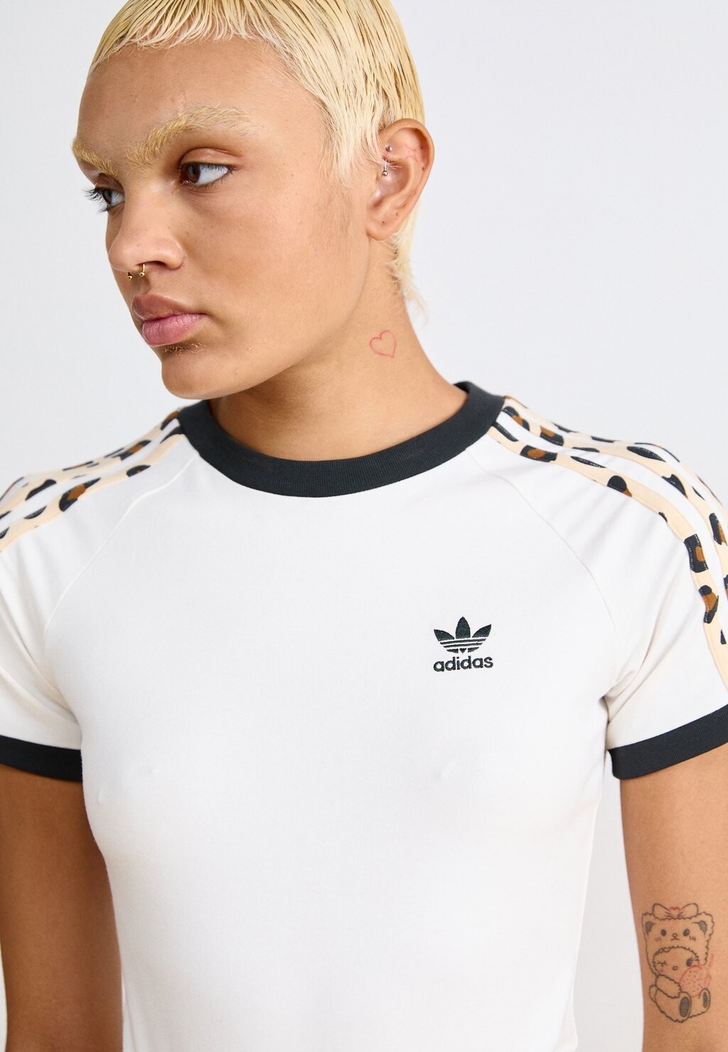 Футболка с принтом LEO 3S TEE adidas Originals, молочный
Футболка с принтом LEO 3S TEE adidas Originals, молочный