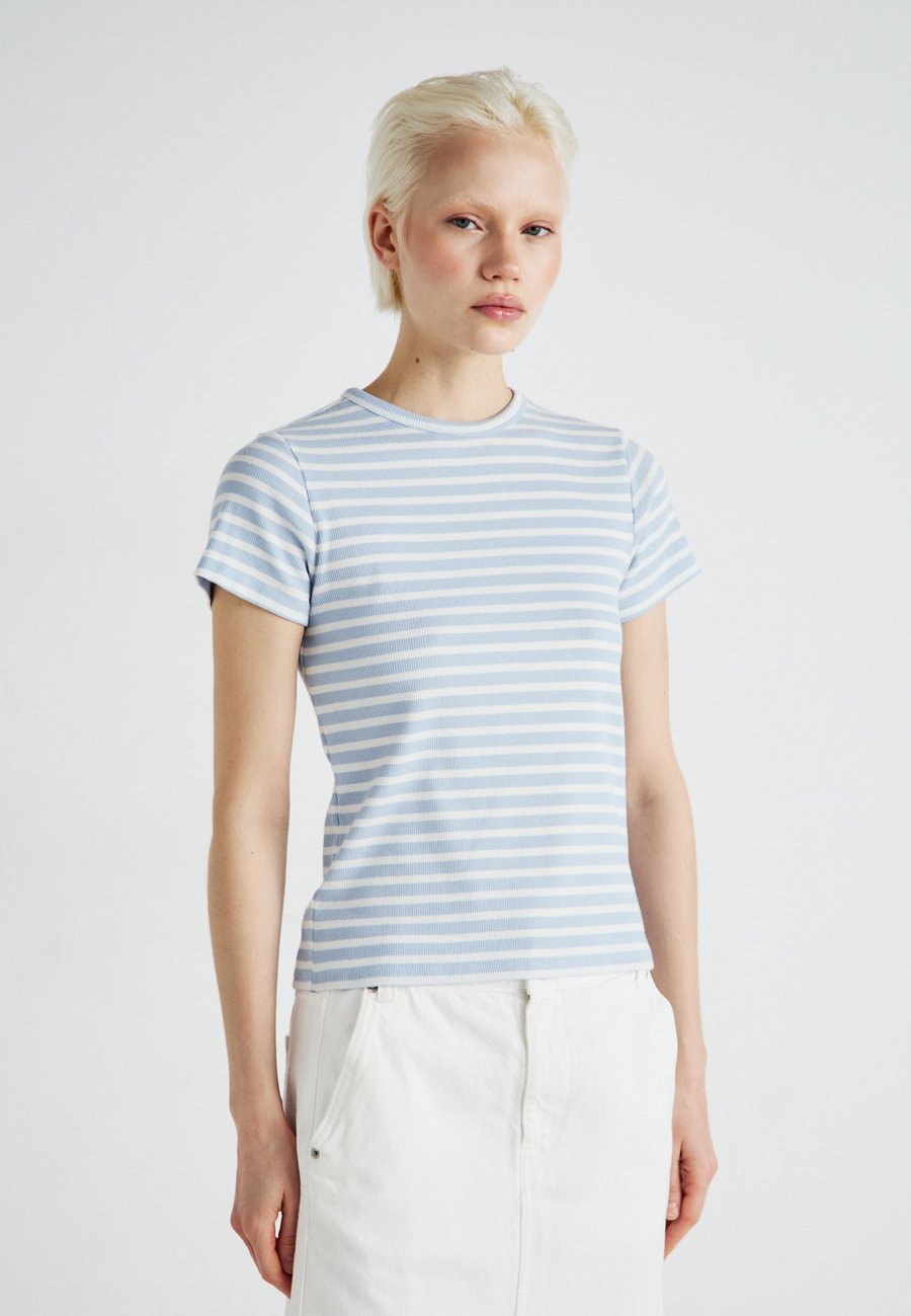 Футболка JDY JDYSOLAR O NECK , Kentucky Blue/Cloud Dancer/Blue
Футболка JDY JDYSOLAR O NECK , Kentucky Blue/Cloud Dancer/Blue