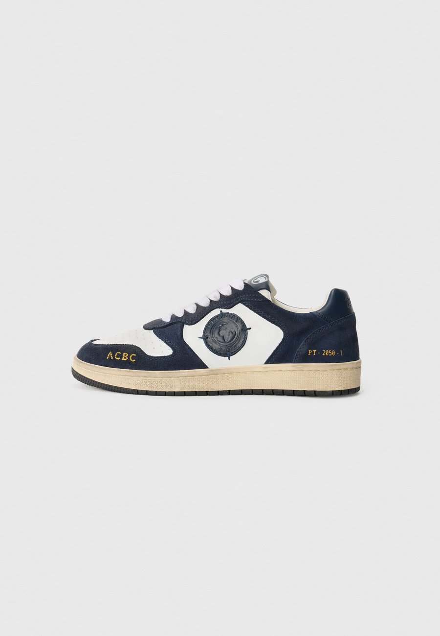 Кроссовки ACBC Trainers, White/Navy/Blue
Кроссовки ACBC Trainers, White/Navy/Blue