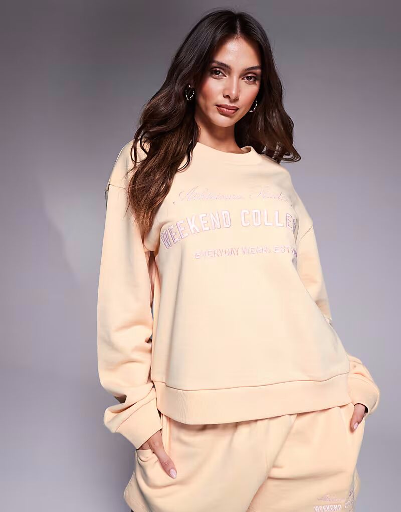 Толстовка Weekend Collective с вышитым логотипом цвета пахты
Толстовка Weekend Collective с вышитым логотипом цвета пахты