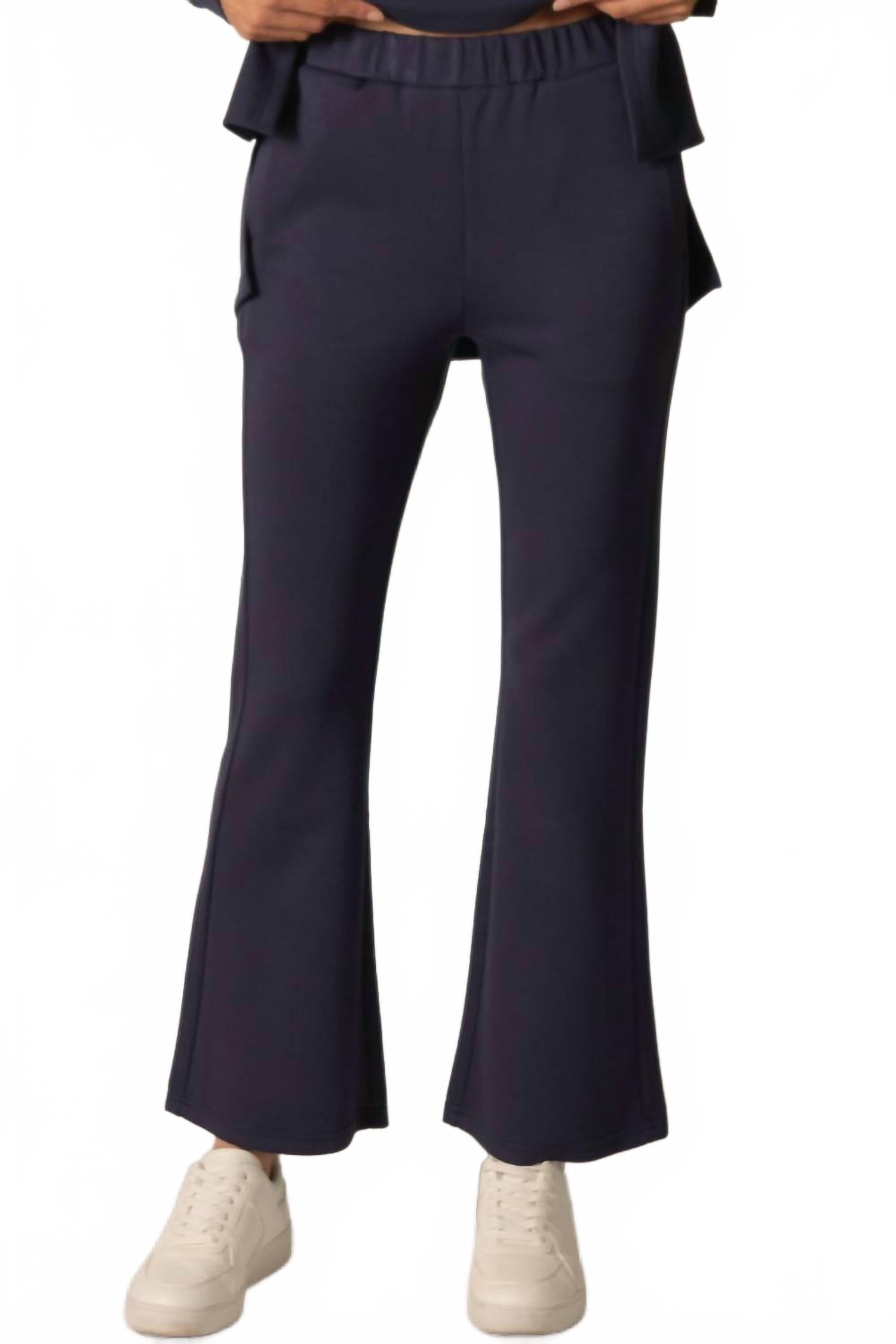 Приталенные расклешенные брюки в темно-синем цвете P.CILL
Приталенные расклешенные брюки в темно-синем цвете P.CILL