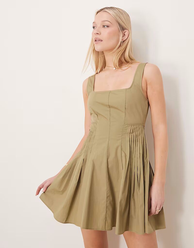 Мини-платье ASOS DESIGN с круглым вырезом и складками на талии в темно-сером цвете 
Мини-платье ASOS DESIGN с круглым вырезом и складками на талии в темно-сером цвете